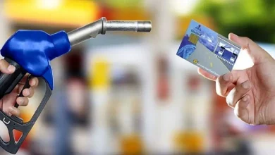 تا پایان تیر اجرای طرح نهایی می‌شود، توزیع یارانه سوخت در ایران قرار است وارد مرحله‌ای تازه شود؛ مرحله‌ای که در آن، دیگر خبری از کارت‌های هوشمند سوخت نخواهد بود و سهمیه بنزین مستقیماً به حساب بانکی مالکان خودرو واریز می‌شود. این تغییر مهم، یکی از بندهای قانون بودجه ۱۴۰۴ است که به وزارت نفت چهار ماه فرصت داده تا آن را اجرایی کند.