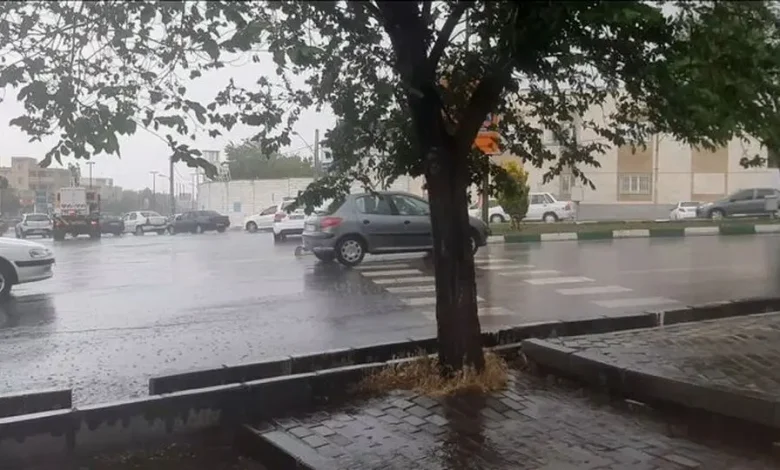 رگبار و وزش باد در ۱۱ استان، سازمان هواشناسی از رگبار باران، صاعقه و وزش باد شدید در ۱۱ استان از جمله تهران خبر داد و برای مناطق جنوبی هشدار افزایش سرعت وزش باد و ارتفاع امواج صادر کرد.