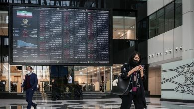 شاخص کل بورس در یک قدمی مرز جدید!، بورس تهران روز دوشنبه را با افزایش تراز شاخص کل و رشد تراز شاخص هم‌وزن در کنار افزایش 9 درصدی ارزش معاملات خرد سپری کرد. بورس تهران در معاملات روز دوشنبه شاهد ورود 3 هزار و 254 میلیارد تومانی پول حقیقی به بازار سهام بود که از سال ۱۳۹۹ بی سابقه بوده است.