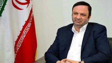 به گزارش فرصت رسانه: رضا مسرور؛ دبیر شورای عالی مناطق آزاد تجاری  و صنعتی و ویژه اقتصادی در یادداشتی در رونامه اعتماد عنوان کرد: این رویکرد، فراتر از یک تغییر سیاست مقطعی، تلاشی برای معکوس کردن روند صنعتی‌زدایی آمریکا، تضعیف شاخص دلار، و کاهش کسری تراز تجاری است تا بنیان‌های قدرت اقتصادی و نظامی این کشور را در بلندمدت تحکیم بخشد.