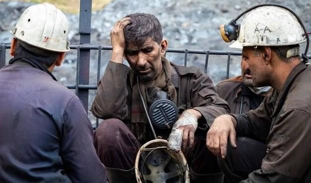 کارگران بدون قرارداد و بیمه؛ قربانیان خاموش بازار کار، کارگرانی که بدون قرارداد و بیمه به کار گرفته می‌شوند، قربانیان خاموش بازار کار هستند. متأسفانه در سایه بی توجهی مسئولان از ترس بیکاری مجبور به ادامه کار با شرایط دشوار هستند.