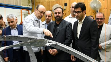 به گزارش فرصت رسانه به نقل از میزان، علی صالحی، دادستان عمومی و انقلاب تهران، به همراه جمعی از معاونان دادستانی و مسئولان دستگاههای اجرایی از بخشهای مختلف شرکت خودروسازی سایپا بازدید کرد. این بازدید با هدف حمایت از تولید، نظارت بر ارتقاء کیفیت محصولات، ارزیابی ظرفیتهای موجود، بررسی چالشهای پیشرو و صیانت از حقوق عامه و پیشگیری از وقوع جرم انجام شد.