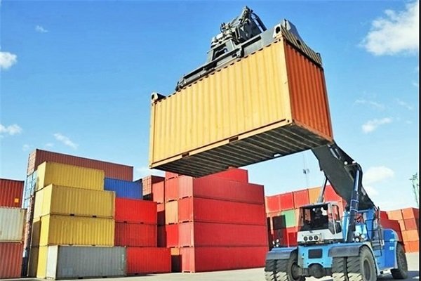 به گزارش فرصت رسانه به نقل از از ایرنا، بررسی آمار منتشره از سوی گمرک جمهوری اسلامی ایران نشان می‌دهد، در سه ماهه نخست امسال میزان صادرات قطعی غیرنفتی (بدون احتساب نفت و تجارت چمدانی) ۳۴ میلیون و ۳۴۷ هزار تن به ارزش ۱۱ میلیارد و ۶۵۵ میلیون دلار و میزان واردات نیز ۹ میلیون و ۱۳ هزار تن به ارزش ۱۳ میلیارد و ۲۹ میلیون دلار بوده است. به عبارت دیگر تراز تجاری کشور در بهار امسال منفی یک میلیارد و ۳۷۴ میلیون دلار بوده است.