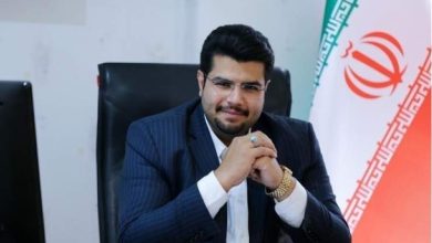 به گزارش فرصت رسانه: محسن بیگلربیگی در یادداشتی مینویسد: در حالی ‌که انتظار می‌رفت صنعت پتروشیمی ایران، به‌ویژه در بخش‌هایی همچون متانول، اوره و آمونیاک، به‌عنوان پیشران صادرات غیرنفتی کشور نقش‌آفرینی کند، یک تصمیم نادرست در تعیین فرمول قیمت خوراک گاز باعث شده این صنعت با رکود، تعطیلی‌های دوره‌ای و کاهش سرمایه‌گذاری مواجه شود. این نرخ نه‌تنها نقش مستقیمی در سودآوری شرکت‌های پتروشیمی دارد، بلکه بر توان رقابت جهانی، توسعه زنجیره ارزش و حتی امنیت انرژی کشور نیز تأثیرگذار است.