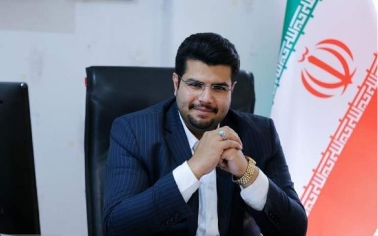به گزارش فرصت رسانه: محسن بیگلربیگی در یادداشتی مینویسد: در حالی ‌که انتظار می‌رفت صنعت پتروشیمی ایران، به‌ویژه در بخش‌هایی همچون متانول، اوره و آمونیاک، به‌عنوان پیشران صادرات غیرنفتی کشور نقش‌آفرینی کند، یک تصمیم نادرست در تعیین فرمول قیمت خوراک گاز باعث شده این صنعت با رکود، تعطیلی‌های دوره‌ای و کاهش سرمایه‌گذاری مواجه شود. این نرخ نه‌تنها نقش مستقیمی در سودآوری شرکت‌های پتروشیمی دارد، بلکه بر توان رقابت جهانی، توسعه زنجیره ارزش و حتی امنیت انرژی کشور نیز تأثیرگذار است.