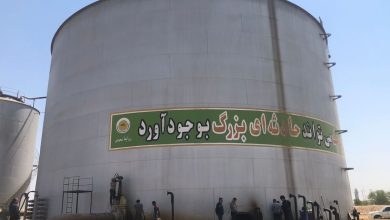 به گزارش فرصت رسانه به نقل از هفته‌نامه مشعل، بوی تند نفت کهنه با نسیم گرم جنوب در هم می‌آمیزد و هوای داغ، انگار برای پیشروی بیشتر عجله دارد.