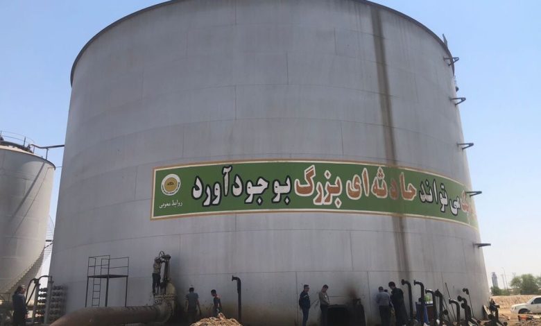 به گزارش فرصت رسانه به نقل از هفته‌نامه مشعل، بوی تند نفت کهنه با نسیم گرم جنوب در هم می‌آمیزد و هوای داغ، انگار برای پیشروی بیشتر عجله دارد.