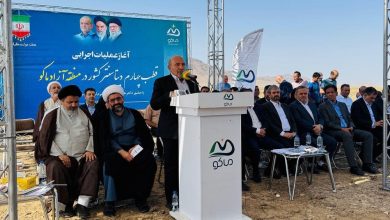 به گزارش فرصت رسانه، آیین آغاز عملیات اجرایی چهارمین قطب دیتاسنتر کشور در منطقه آزاد تجاری- صنعتی ماکو با حضور برخط سیدستار هاشمی، وزیر و معاونان وزارت ارتباطات و فناوری اطلاعات و حسین گروسی مدیرعامل سازمان منطقه آزاد ماکو در این منطقه برگزار شد.