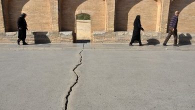 به گزارش فرصت رسانه به نقل از ایلنا، علی بیتالهی، رییس بخش خطرپذیری مرکز تحقیقات راه، مسکن و شهرسازی با اشاره به نگرانیها درباره جدی بودن خطر فرونشست در شهر اصفهان با توجه به فرونشست خیابان هشت بهشت اظهار داشت: بدون تردید امروز پرخطرترین شهر از لحاظ فرونشست زمین، اصفهان است. علت فرونشست در اصفهان مانند تهران، مشهد و سایر شهرها همان موضوع برداشت بی رویه آبهای زیرزمینی بوده، اما اصفهان با یک پدیده تشدید کننده مواجه شده، آن هم قطع دائمی جریان زاینده رود است.