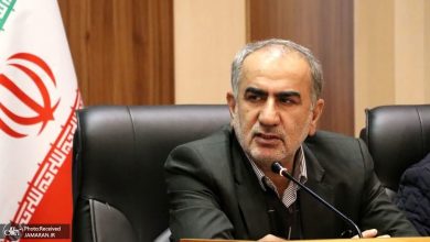 به گزاش فرصت رسانه: نایب رئیس کمیسیون اقتصادی مجلس با بیان اینکه بی‌توجهی به توسعه بخش کشاورزی علاوه بر عقب‌ماندگی اقتصاد، سفره مردم را گران و کوتاه می‌کند، گفت: در برنامه هفتم توسعه ضمن توجه به خودکفایی محصولات کشاورزی بر حمایت‌های ویژه در قالب تامین منابع و ارایه وام و تسهیلات در کنار مشوق‌های لازم به فعالان کشاورزی توجه شده است چرا که بخش عمده جمعیت کشور در این عرصه مشغول فعالیت هستند و به عنوان بخش مولد جامعه نیاز سبد مصرفی خانوارها را برآورده می‌کنند.