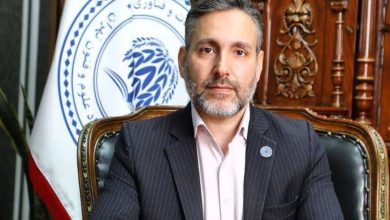 به گزارش فرصت رسانه: داود مسعودی، مدیر اندیشکده حکمرانی هوشمند و رئیس کمیسیون اقتصاد دیجیتال و هوش مصنوعی اتاق بازرگانی مشترک ایران و آفریقا، در آستانه برگزاری این نمایشگاه با تأکید بر اهمیت تحول دیجیتال در صنعت حمل‌ونقل گفت: «صنعت حمل‌ونقل و لجستیک، به عنوان ستون فقرات اقتصاد ملی، با چالش‌های متعددی نظیر نوسانات تقاضا، ناکارآمدی زیرساخت‌ها و پیچیدگی‌های زنجیره تأمین مواجه است که پاسخگویی به این چالش‌ها، نیازمند بهره‌گیری گسترده از فناوری‌های نوین از جمله هوش مصنوعی، اینترنت اشیاء و تحلیل داده‌های کلان است.»