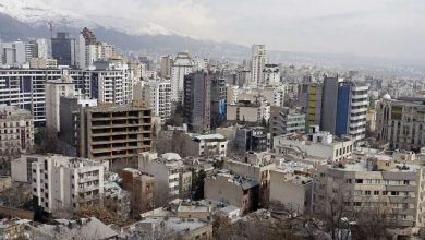 به گزارش فرصت رسانه به نقل از تسنیم، بازار مسکن کشور طی چند سال اخیر در رکود به سر می‌برد و تحرک قابل توجهی در معاملات مشاهده نمی‌شود. کاهش قدرت خرید، محدودیت‌های اعتباری و ... عواملی هستند که سبب شده‌ تا خریداران و فروشندگان با احتیاط عمل کنند و حجم معاملات به میزان قابل توجهی کاهش یابد. این شرایط همچنین بر روند ساخت و ساز و سرمایه‌گذاری در بخش مسکن تأثیر گذاشته و صدای سازندگان را نیز در آورده است.