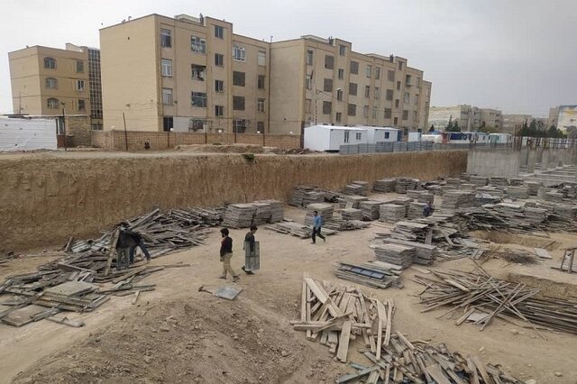 به گزارش فرصت رسانه به نقل از ایلنا، ارسلان مالکی، معاون سابق وزیر راه و شهرسازی با اشاره به ضرورت ادامه ساخت مسکن کارگران اظهار داشت: مسکن، به عنوان یکی از اساسی‌ترین نیازهای خانوار، امروز به مهم‌ترین دغدغه کارکنان دستگاه‌های دولتی و بخش خصوصی تبدیل شده است. افزایش مداوم قیمت زمین و مسکن در برابر درآمد ثابت کارمندان و کارگران، موجب شده است تا فاصله میان توان خرید و هزینه تأمین سرپناه روزبه‌روز بیشتر شود. تداوم این روند، بدون مداخله جدی سیاست‌گذاران، به بحرانی فراگیر در حوزه معیشت کارمندان و کارگران منجر خواهد شد.