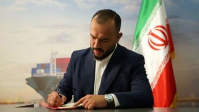 به  گزارش فرصت رسانه: محمد اورعی با اشاره به فعالیت‌های هلدینگ اتحاد گفت: این مجموعه از سال ۱۳۹۸ فعالیت خود را آغاز کرده و اکنون با بیش از ۷۰ نفر پرسنل، یکی از تیم‌های بزرگ در حوزه کشتیرانی و حمل‌ونقل بین‌المللی کشور محسوب می‌شود. خدمات ما شامل حمل‌ونقل بین‌المللی، خدمات بندری و جابه‌جایی کالا است.