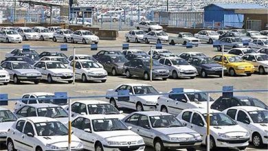 به گزارش فرصت رسانه، رفت و برگشت‌های مکرر تعرفه واردات خودرو میان دولت و مجلس، بازار خودرو ایران را در ماه‌های اخیر با نوسان و ابهام شدید مواجه کرده است. کارشناسان صنعت معتقدند این بی‌ثباتی و تصمیمات ناگهانی، علاوه بر افزایش قیمت‌ها و رکود بازار، به نوعی خودتحریمی داخلی منجر شده و روند تولید و عرضه خودرو را نیز تحت تاثیر منفی قرار داده است.