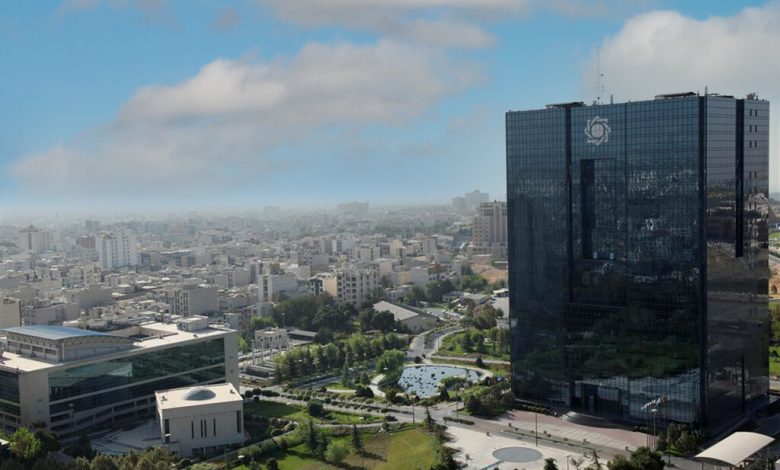 به گزارش فرصت رسانه به نقل از ایلنا، محمدرضا فرزین رئیس کل بانک مرکزی در نشست چهارساعته هم اندیشی با اعضای اتاق بازرگانی با اشاره به اهمیت بخش خصوصی در اقتصاد و رفع دغدغه‌های تجار و بازرگانان در تالار دوم مرکز مبادله ارز و طلا گفت: با هدف عمق بخشی، عرضه ارز با نرخ توافقی در بازار دوم افزایش خواهد یافت و اساسا نگاه ما در بانک مرکزی این است که هدایت اقتصاد توسط بخش خصوصی اتفاق بیفتد؛ به ویژه در شرایط کنونی مقرر شد به بخش خصوصی کمک کنیم تا هم، بخش تولید با اعتبارات هدفمند در مسیر رشد قرار گیرد و هم، صادرات با افزایش مواجه شود..