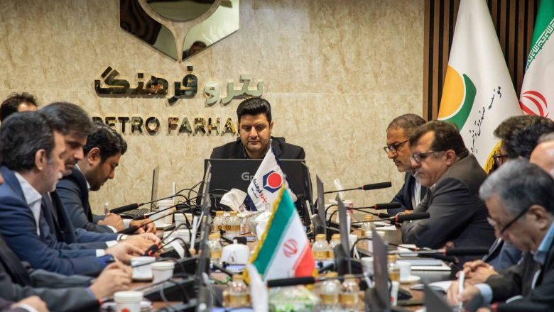 به گزارش فرصت رسانه به نقل از روابط عمومی و امور بین الملل موسسه صندوق ذخیره فرهنگیان، جلسه شورای مدیران هلدینگ پتروفرهنگ و شرکت‌های تابعه سه شنبه 15 مهرماه 1404 با حضور علی صادقی مدیرعامل موسسه صندوق ذخیره فرهنگیان، جواد زارع پور مدیرعامل پتروفرهنگ، مدیران عامل شرکت‌های تابعه و همچنین مدیران ارشد هلدینگ، همزمان با آغاز سال مالی 1404-1405 برگزار شد.