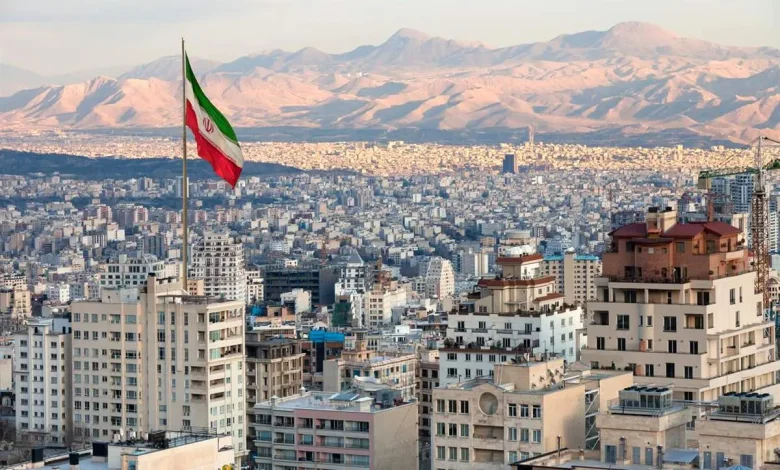 به گزارش فرصت رسانه به نقل از ایلنا، غلامرضا کاظمیان، معاون وزیر راه و شهرسازی درباره سقف بارگذاری جمعیت در تهران براساس طرح جامع و کنترل جمعیت در شهر تهران، اظهار داشت:  چه در سیاست‌های آمایش سرزمین و چه در سیاست‌های کلان نظام کنترل بارگذاری در کلانشهرها را دنبال می‌کنیم بنابراین بارگذاری در کلان شهرها از جمله تهران در حد ظرفیت طرح‌های مصوب انجام می‌شود.