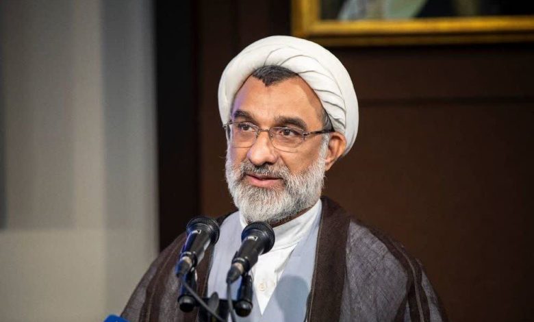 به گزارش فرصت رسانه به نقل از روستانیوز، دبیر شورای عالی انقلاب فرهنگی با تأکید بر ضرورت تغییر نگرش از بانکداری تجاری به بانکداری توسعه‌ای و سرمایه‌گذاری، گفت: تأمین مالی پایدار در بخش کشاورزی نشانه بلوغ حکمرانی و عقلانیت اقتصادی است و بانک کشاورزی گام مؤثری در مسیر جهاد امنیت غذایی برداشته است.