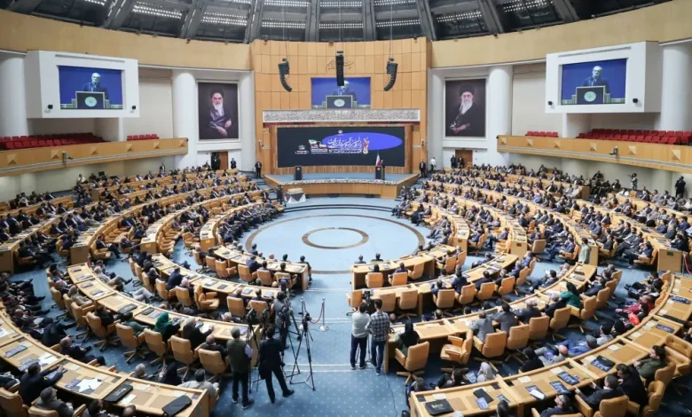 به گزارش فرصت رسانه به نقل از روابط عمومی سازمان توسعه تجارت ایران، مراسم بیست و نهمین دوره روز ملی صادرات از 46 صادرکننده در رتبه‌بندی صادرکننده مدال آور، صادرکننده ممتاز، صادرکننده نمونه ملی، صادرکننده شایسته تقدیر، قدردانی شد که این افراد از بین 500 صادرکننده ثبت نام شده در سامانه ارزیابی صادرکنندگان سازمان توسعه تجارت ایران انتخاب شدند. اسامی این منتخبان در ادامه آمده است: