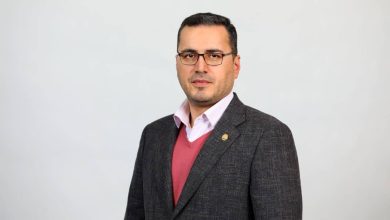 به گزارش فرصت رسانه: جعفر بلوک آذری با تاکید براینکه همراه اول، به عنوان بزرگترین اپراتور مخابراتی ایران نقش کلیدی در اکوسیستم دیجیتال کشور ایفا می‌کند و فراتر از خدمات پایه مثل voice و پیامک و بسته‌های داده، بر توسعه راهکارهای هوشمند مبتنی بر AI تمرکز دارد، تصریح کرد: تاکنون در حوزه‌های مختلف شهر هوشمند نظیر هوشمندسازی مصرف انرژی، داشبوردهاي داده محور، خانه و ساختمان هوشمند، آبیاری هوشمند، مدیریت هوشمند تردد، حتی حوزه‌های نوین ارائه خدمات دیجیتال مانند سلامت، کشاورزي و گردشگری ورود کرده‌ایم. در این راستا همواره یکی از نقاط اتکای ما در همراه اول بهره‌گیری از ظرفیت‌های اپراتوری و اعمال الگوریتم‌های هوش مصنوعی به منظور بهینه‌سازی فرآیندها و کاهش هزینه‌ها و رفع ناترازی‌ها بوده است.