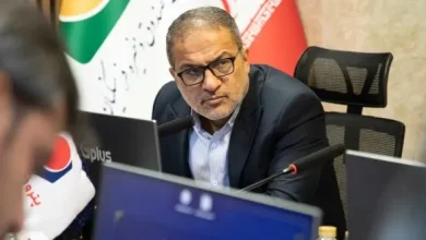 به گزارش فرصت رسانه: مدیرعامل هلدینگ پتروفرهنگ در این جلسه گفت: با حمایت‌های بی دریغ مدیرعامل صندوق ذخیره فرهنگیان و سیاست گذاری منطبق بر واقعیت ایشان، خوشبختانه برای دومین سال پیاپی این هلدینگ سود ده شد. این دستاورد در شرایطی به دست آمد که دو پتروشیمی سبلان 1 و کیمیای پارس خاورمیانه حدود 4 ماه باتوجه به ناترازی‌های موجود در کشور با قطعی گاز و در نتیجه توقف تولید مواجه بودند. همچنین روند توقف تولید در ایام جنگ تحمیلی 12 روزه نیز حاکم بود اما با تمام این تفاسیر با زحمات مدیران و کارگران شریف شرکت‌های تولیدی، انحراف خاصی در برنامه‌ها ایجاد نشد و خوشبختانه روند سوددهی پتروفرهنگ به دومین سال پیاپی رسید.