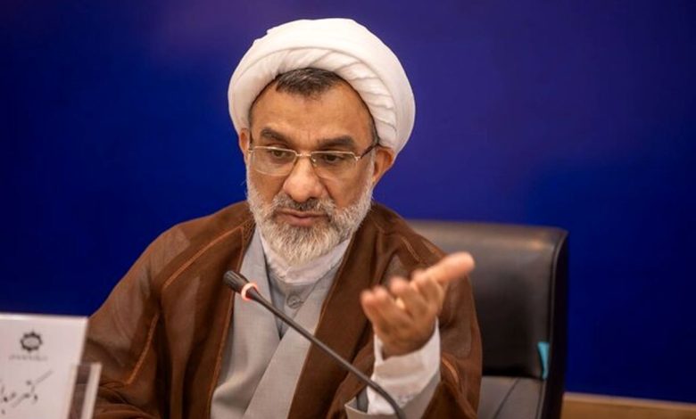 به گزارش فرصت رسانه به نقل از مهر، حجت‌الاسلام عبدالحسین خسروپناه دبیر شورای‌عالی انقلاب فرهنگی امروز (دوشنبه، ۵ آبان) در نشست خبری با بیان اینکه مسکن یکی از نیازهای مهم انسانی است، خداوند در قرآن کریم هنگام خلق آدم و حوا، نخست از آن یاد کرده، گفت: مسکن پیش از خوردن و آشامیدن در اولویت قرار گرفته و همین تقدم نشان می‌دهد که اهمیت مسکن از خوراک نیز بیشتر است، به‌ویژه زمانی که موضوع توجه به محرومان مطرح می‌شود که کاری ارزنده‌ای است.