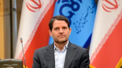 به گزارش فرصت رسانه: حسن عباس‌زاده، در گفتگو با نیپنا درباره جزئیات نشست اخیر فعالان صنعت پتروشیمی با رئیس‌جمهور، با اشاره به اینکه این نشست با حضور مدیران‌عامل هلدینگ‌ها و نمایندگان انجمن صنفی کارفرمایی صنعت پتروشیمی برگزار شد، اظهارکرد: در این نشست، چالش‌های موجود در مسیر تولید و صادرات محصولات پتروشیمی از سوی مدیران هلدینگ‌ها، انجمن صنفی و شرکت ملی صنایع پتروشیمی مطرح شد و شخص رئیس‌جمهور نیز بر لزوم رفع موانع صادرات و تقویت ظرفیت‌های تولیدی کشور تأکید کردند.