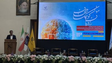 به گزارش فرصت رسانه: در این مراسم، محمد احمدی با اشاره به جایگاه منحصربه‌فرد تمبر در جهان امروز، گفت: «در روزگاری که فناوری و ارتباطات دیجیتال با سرعتی بی‌سابقه پیش می‌رود، شاید تصور شود تمبر دیگر نقش پررنگی در ارتباطات ندارد؛ اما واقعیت این است که تمبر کوچک‌ترین و قابل‌لمس‌ترین رسانه جهان است که معنا، روایت و هویت یک ملت را در ابعادی کوچک، اما عمیق، حفظ و منتقل می‌کند.»