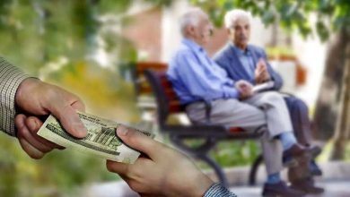 به گزارش فرصت رسانه به نقل از تسنیم، یکی از مهمترین مباحث در دست بررسی در هیئت دولت، مشمول کسور کردن رفاهیات و اضافهکار کارمندان است، در صورت تحقق این موضوع، حقوق بازنشستگان دیگر به نصف کاهش نخواهد یافت.