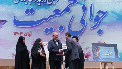 به گزارش فرصت رسانه به نقل از اداره‌کل روابط عمومی و امور بین‌الملل استانداری اصفهان، سومین رویداد «جایزه ملی جوانی جمعیت» با حضور چهره‌های برجسته‌ای از جمله حضرت حجت‌الاسلام والمسلمین ابوترابی، امام جمعه موقت تهران، دکتر ظفرقندی وزیر بهداشت، دکتر میدری وزیر تعاون، کار و رفاه اجتماعی، دکتر صالحی وزیر فرهنگ و ارشاد اسلامی، دکتر بهروزآذر معاون بانوان و خانواده، و دکتر مرضیه وحیددستجردی دبیر ستاد ملی جمعیت برگزار شد.