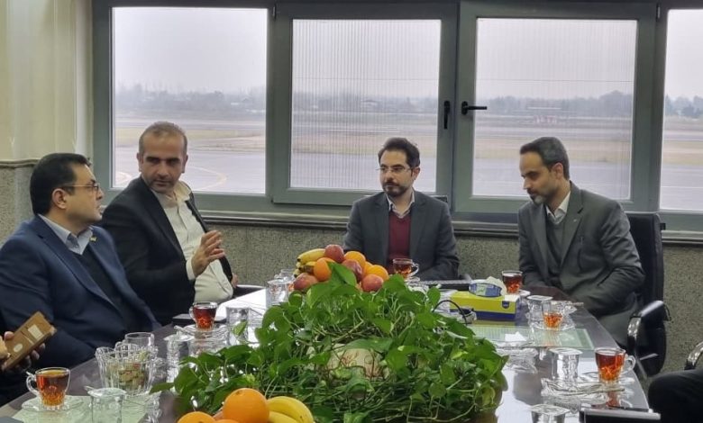 به گزارش فرصت رسانه به نقل از روابط عمومی و امور بین الملل سازمان منطقه آزاد انزلی، در این نشست که باهدف ارتقاء ظرفیت‌های فرودگاهی استان گیلان و تقویت زیرساخت‌های حمل‌ونقل هوایی شمال کشور برگزار شد، ضمن بررسی وضعیت موجود فرودگاه رشت، به تبادل نظر پیرامون نیازهای توسعه‌ای این مجموعه، ایجاد ترمینال جدید ، تملک اراضی پیرامونی و افزایش پروازهای داخلی و بین‌المللی و نقش آن در تسهیل ارتباطات تجاری و گردشگری استان پرداختند.