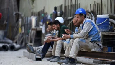 به گزارش فرصت رسانه به نقل از تسنیم، سید سعید فتاحی، مشاور کانون عالی انجمن های صنفی کارگران ایران با اشاره به مشکلات کارگران گفت: در حالی‌که افزایش نرخ تورم و رشد بی‌سابقه قیمت کالاهای اساسی زندگی را برای خانوارهای کارگری دشوارتر کرده گزارش‌های میدانی نشان می‌دهد بخش زیادی از طبقه کارگر ناچار شده‌اند برای بقا، کیفیت را از سفره خود حذف کنند و تنها به حداقل موجود برای سیر کردن شکم خانواده بسنده نمایند.