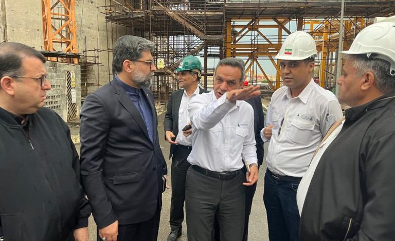 به گزارش فرصت رسانه به نقل از روابط عمومي شركت مهندسي و ساخت تأسيسات دريايي ايران، روز یکشنبه ۷ دی‌ماه ۱۴۰۴، دكتر فرشاد مقيمي معاون وزیر صنعت، معدن و تجارت و رئیس هیأت عامل سازمان گسترش و نوسازی صنایع ایران (ایدرو) به شهرستان عسلویه سفر کرد تا از پروژه فاز ۱۴ پارس جنوبی بازدید نمايد. این بازدید با حضور مدیران و اعضای هیأت عامل ایدرو و نمایندگان کنسرسیوم فاز ۱۴ انجام شد.