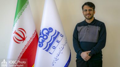 به گزارش فرصت رسانه: دکتر علی مهری، پژوهشگر مهندسی مواد در شرکت مهندسی و ساخت تأسیسات دریایی ایران، در گفت‌وگو با روابط عمومی شرکت، تجربه ثبت بین‌المللی یک اختراع در حوزه کاتالیزورهای کاهش آلودگی خطوط نفت و گاز را تشریح کرد و هم‌زمان به مرور مسیر علمی و صنعتی خود پرداخت؛ مسیری که از دانشگاه‌های معتبر داخلی و خارجی آغاز شده و امروز به دغدغه توسعه و به‌کارگیری فناوری در صنعت انرژی کشور رسیده است.