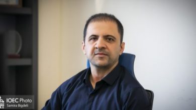 به گزارش فرصت رسانه به نقل از روابط عمومي شركت مهندسي و ساخت تأسيسات دريايي ايران: حامد حامدی‌نژاد، مهندس مکانیک و مخترع شرکت مهندسي و ساخت تأسیسات دریایی ايران، با نگاهی مسئله‌محور و تجربه‌ای بیش از دو دهه در صنعت، نشان داده است که چگونه می‌توان از دل چالش‌های پیچیده فراساحل، راهکارهایـــی عملی، ایمـــن و ارزش‌آفرین برای سازمان خلق کرد؛ راهکارهایی که امروز بخشـــی از بدنه عملیاتی صنعت کشور شده‌اند.