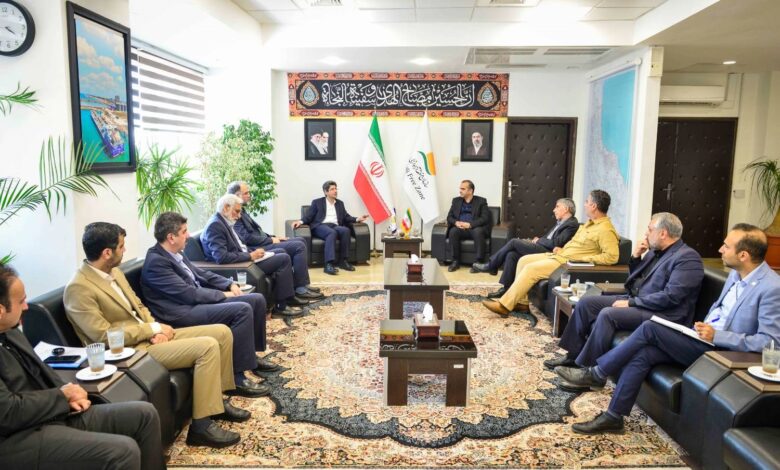 به گزارش  فرصت رسانه به نقل از روابط عمومی و امور بین‌الملل سازمان منطقه آزاد انزلی، مصطفی طاعتی‌مقدم، رئیس هیئت‌مدیره و مدیرعامل سازمان، در نشست مشترک با اعضای هیئت‌مدیره، معاونان و مدیران ارشد گروه کشتیرانی جمهوری اسلامی ایران، راهکارهای توسعه همکاری‌های مشترک در حوزه‌های بندری، حمل‌ونقل دریایی، لجستیک و ترانزیت کالا را بررسی کرد.