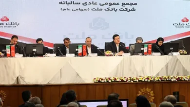 به گزارش فرصت رسانه به نقل از صدای پتروشیمی، سهامداران بانک ملت در مجمع عمومی عادی سالیانه این بانک، با تصویب صورت‌های مالی سال منتهی به اسفندماه ۱۴۰۴، عملکرد این بانک را مورد تأیید قرار دادند؛ بانکی که در سال‌های اخیر به عنوان یکی از تأمین‌کنندگان مالی و بانک‌های پیشرو در حوزه نفت، گاز و پتروشیمی، نقش مهمی در حمایت از پروژه‌های بزرگ این صنعت ایفا کرده است.